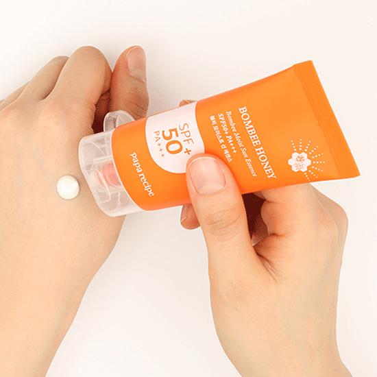 papa recipe Bombee Moist Sun Essence SPF50+ PA+++ 50ml [US, Japan, Germany, India, UK, Uae, France, Italy, Brazil, Canada, Russia, South Africa, Australia, Kuwait, Mexico, Indonesia, Netherlands, Saudi Arabia, UKRAIN, Finland, POLAND, Singapore, Malaysia ]